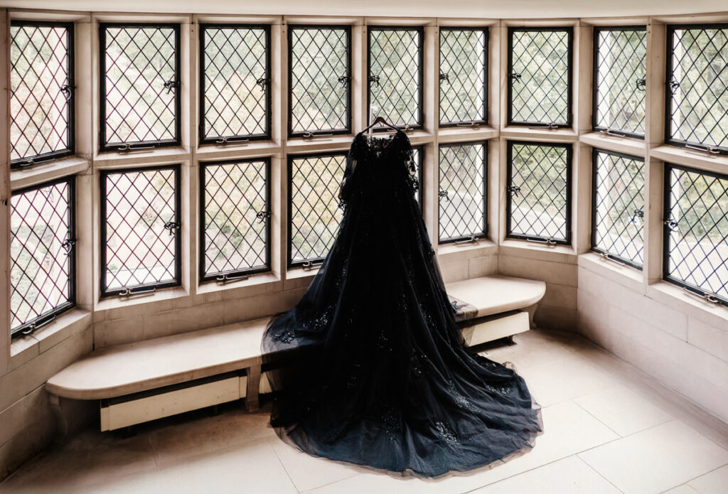 Jeffrey Mansion Dark Romantic Intimate October Fall Autumn Wedding in Columbus, Ohio Elizabeth Nihiser Photography Photographer