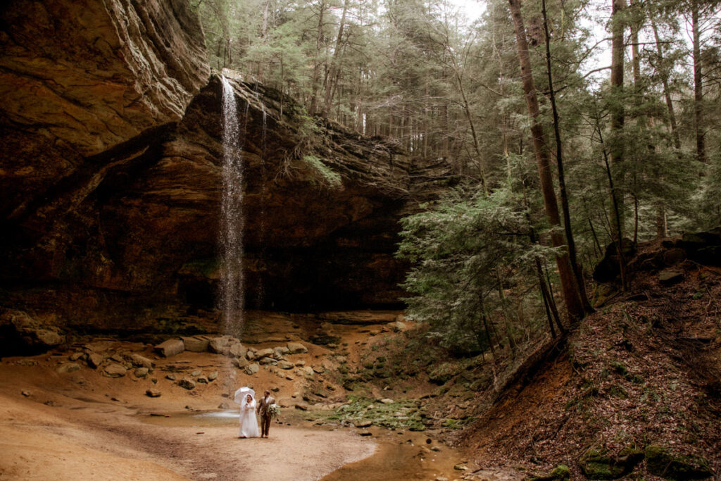 rainy ash cave Conkles Hollow hocking hills ohio wedding elopement