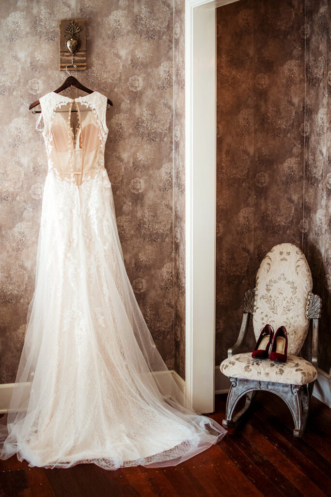 Texas Blum Stonebridge Wedding Venue Live Oak Tree Ceremony Hot Summer Ireland Irish Travel Destination Elizabeth Nihiser Wedding Photography