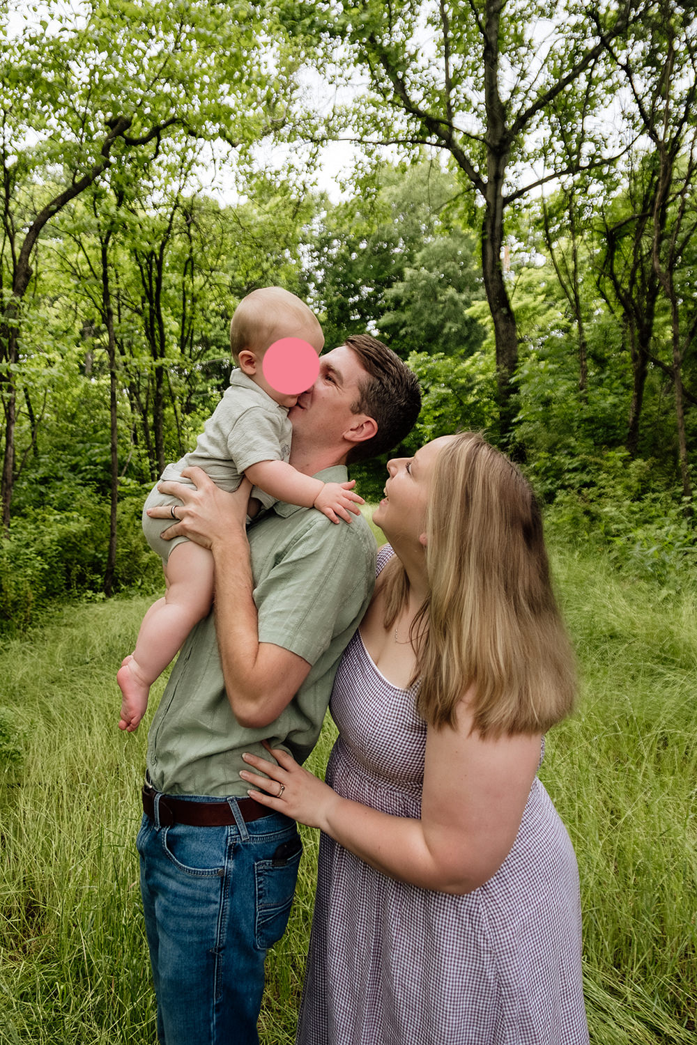An extended family photo session in front of Upper Falls at Old Man's Cave.